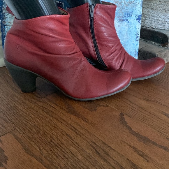 Red Ruched Leather FLY LONDON Sz 39 Ankle Boots side zip in Black - Picture 7 of 14